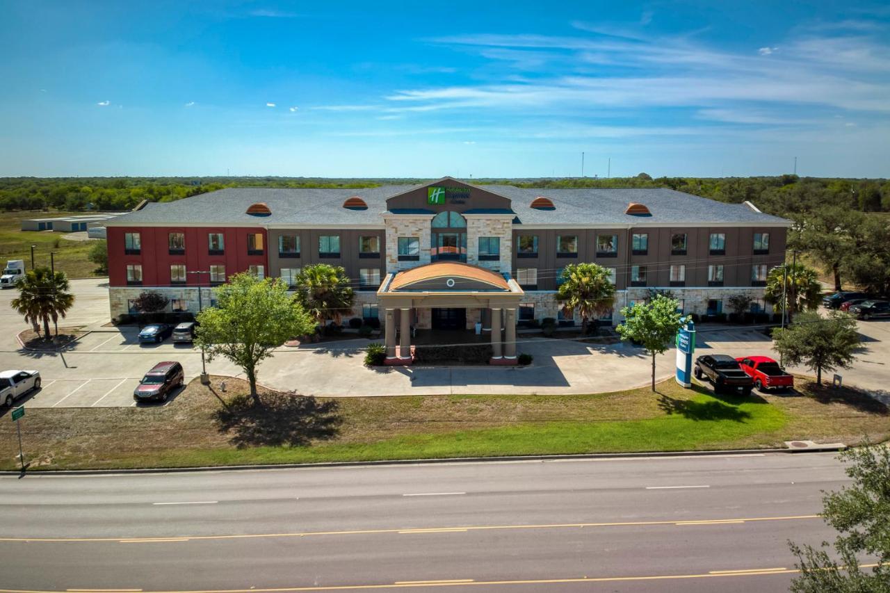Holiday Inn Express And Suites Beeville By Ihg Exterior foto