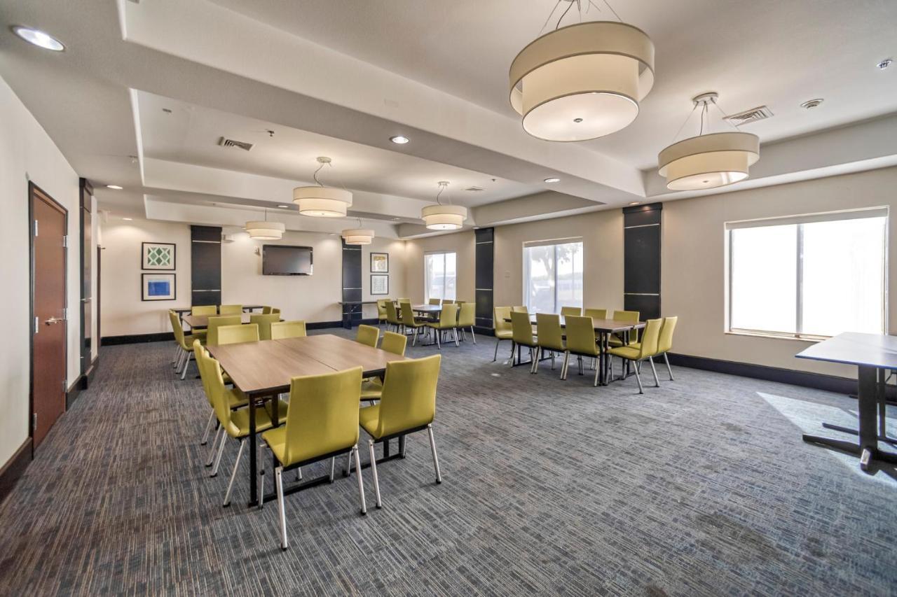 Holiday Inn Express And Suites Beeville By Ihg Exterior foto