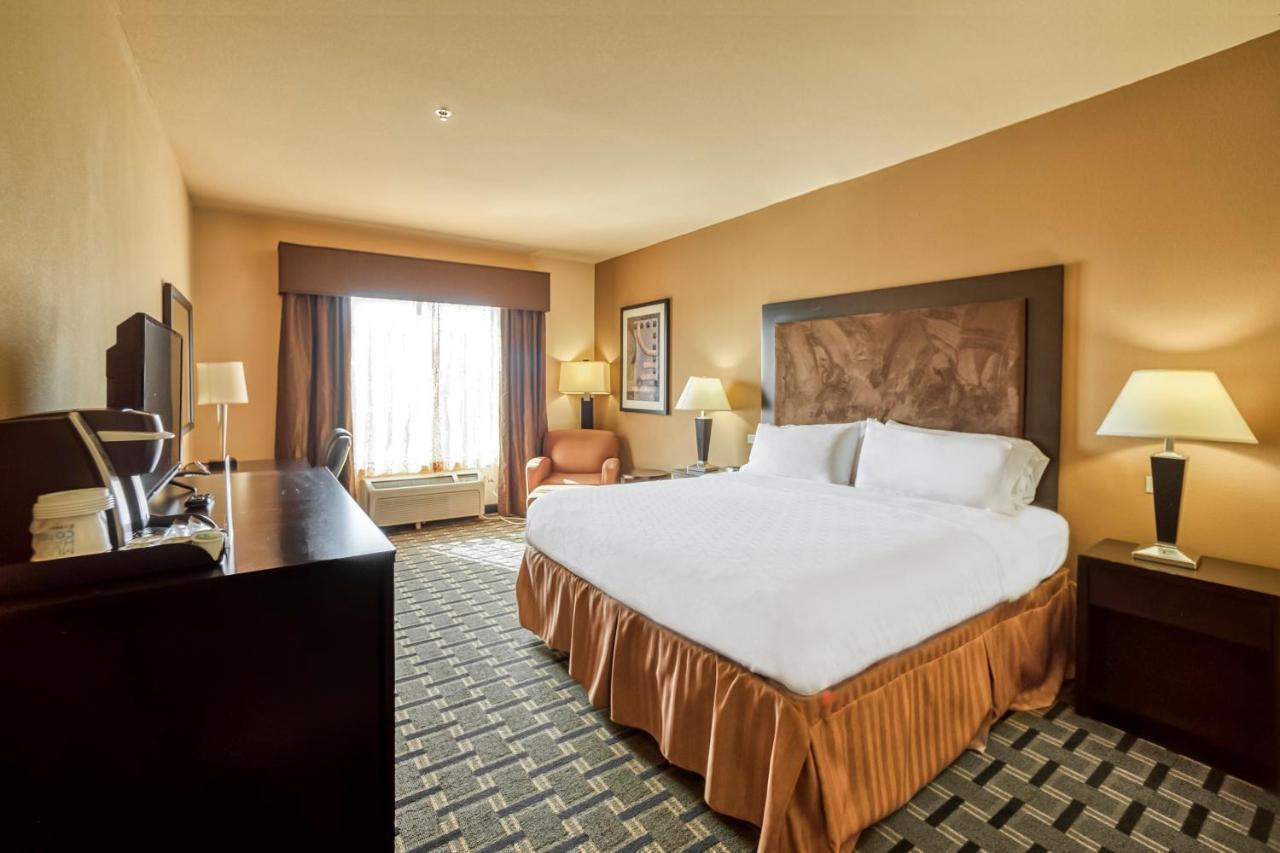 Holiday Inn Express And Suites Beeville By Ihg Exterior foto